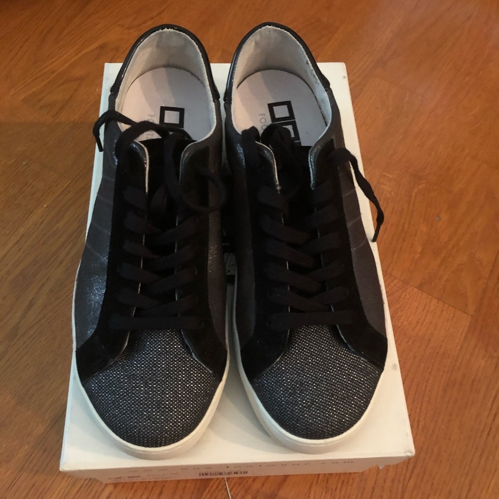 Women’s One Footwear Black Sneakers size US7